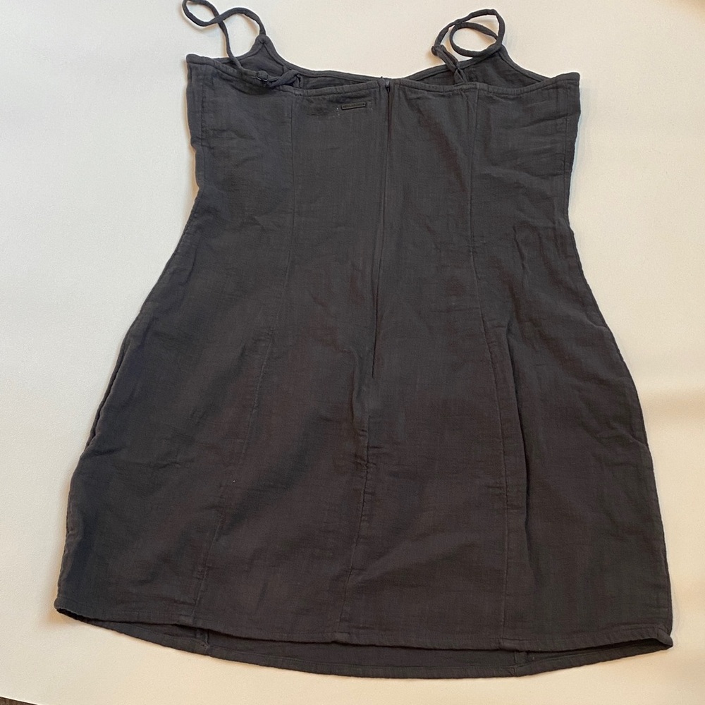 Gray Cotton Billabong Dress zipper in the back. Large I would say runs small